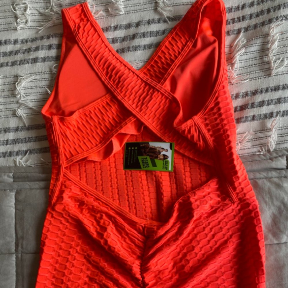 Neon Pink Jumpsuit ideal for a Rave Outfit !